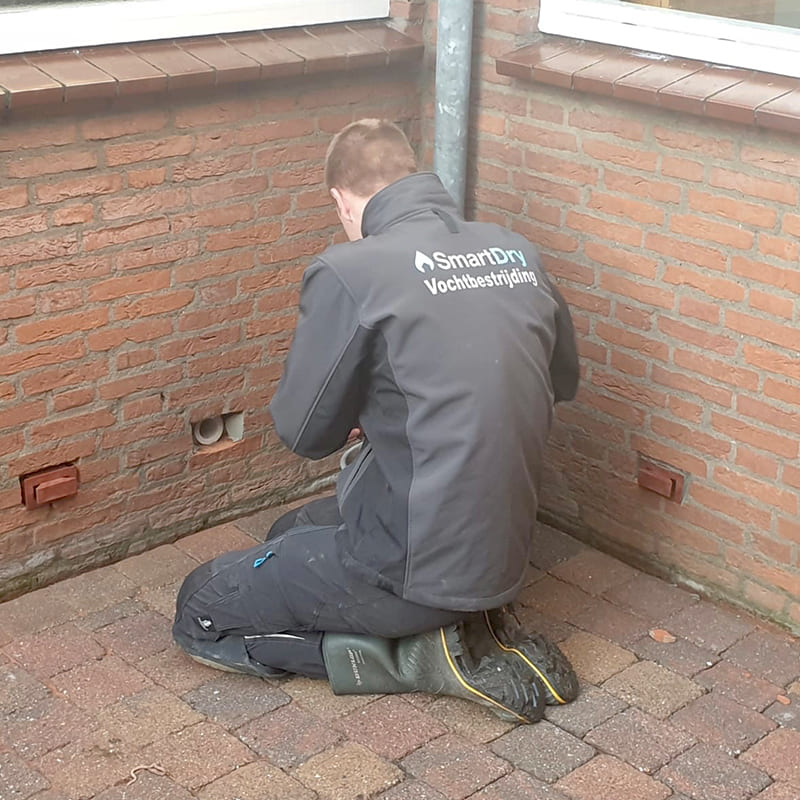 Mounting the DryBricks in the wall